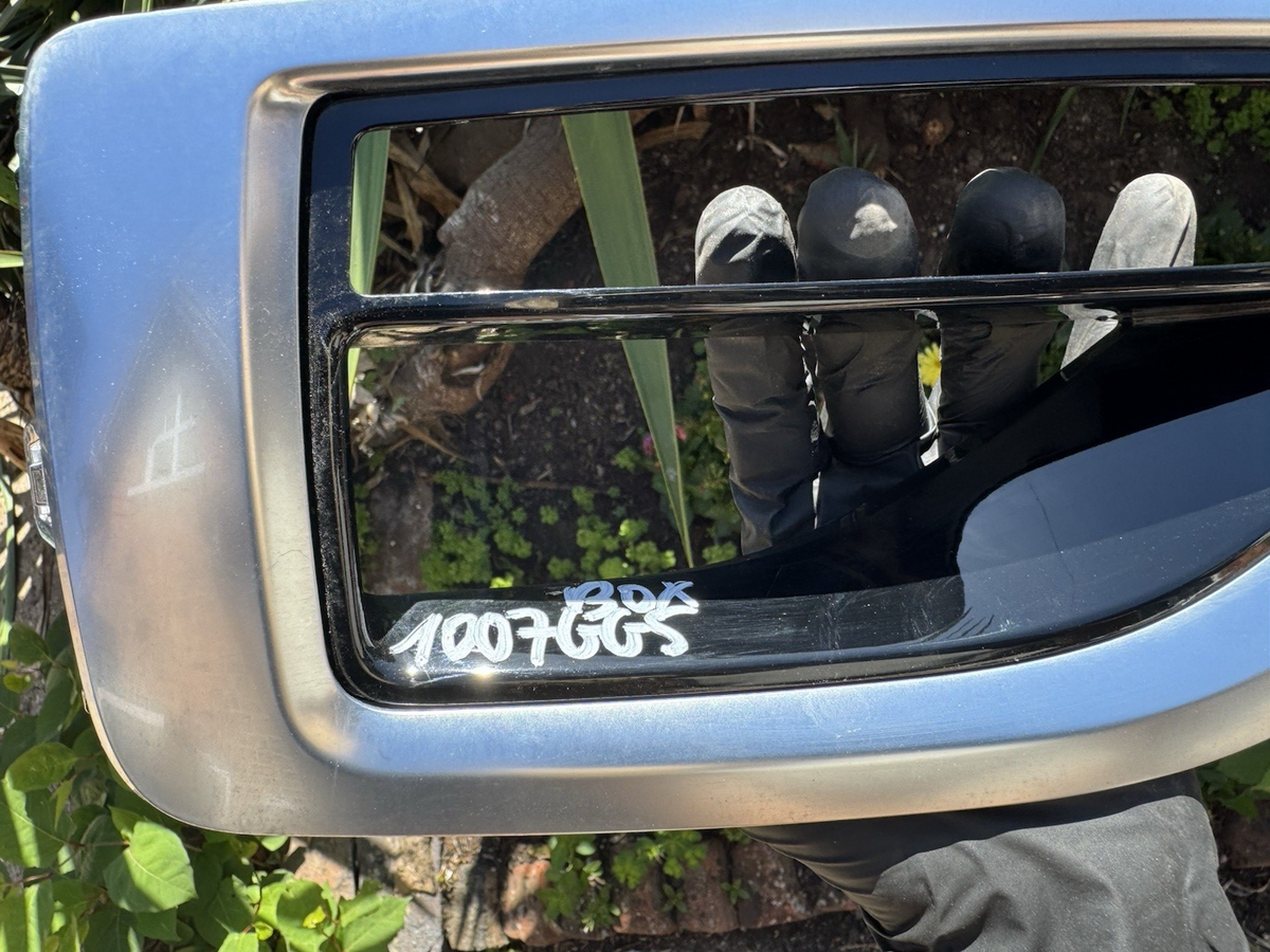 KIA Sportage 2022 Left front fog light trim grill 86661R2CA0 DOD2776