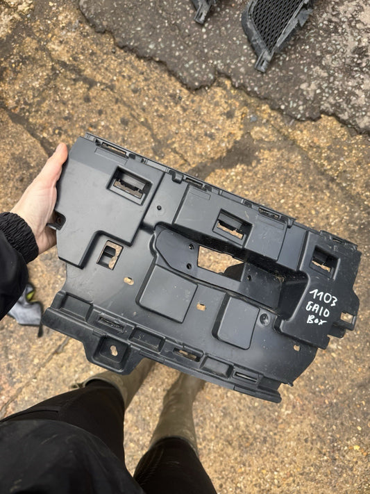 Bát đỡ cản trước bên trái 2022 ON N9X2-17C863-A Chính hãng Range Rover Sport