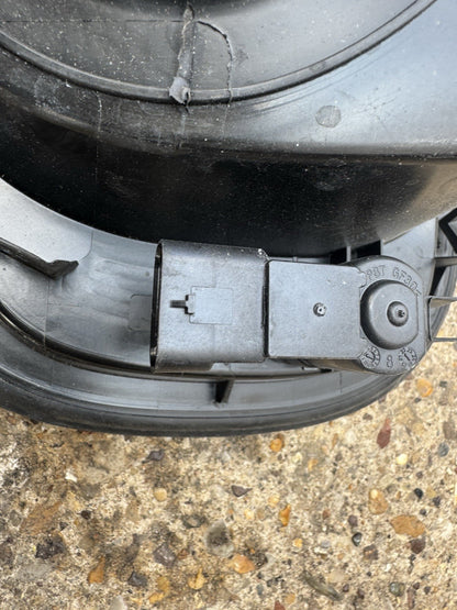damaged 2019- RANGE ROVER L460 FUEL FILLER DOOR GAS LID FLAP m8e2-27936