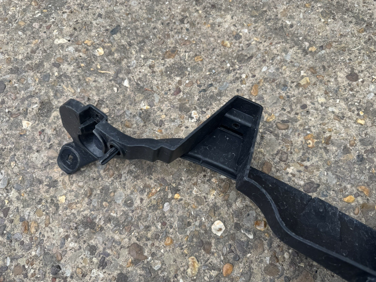 JAGUAR F-PACE X761 Rear Middle Bumper Support  Bracket  HK83-17E855-AE (N235)