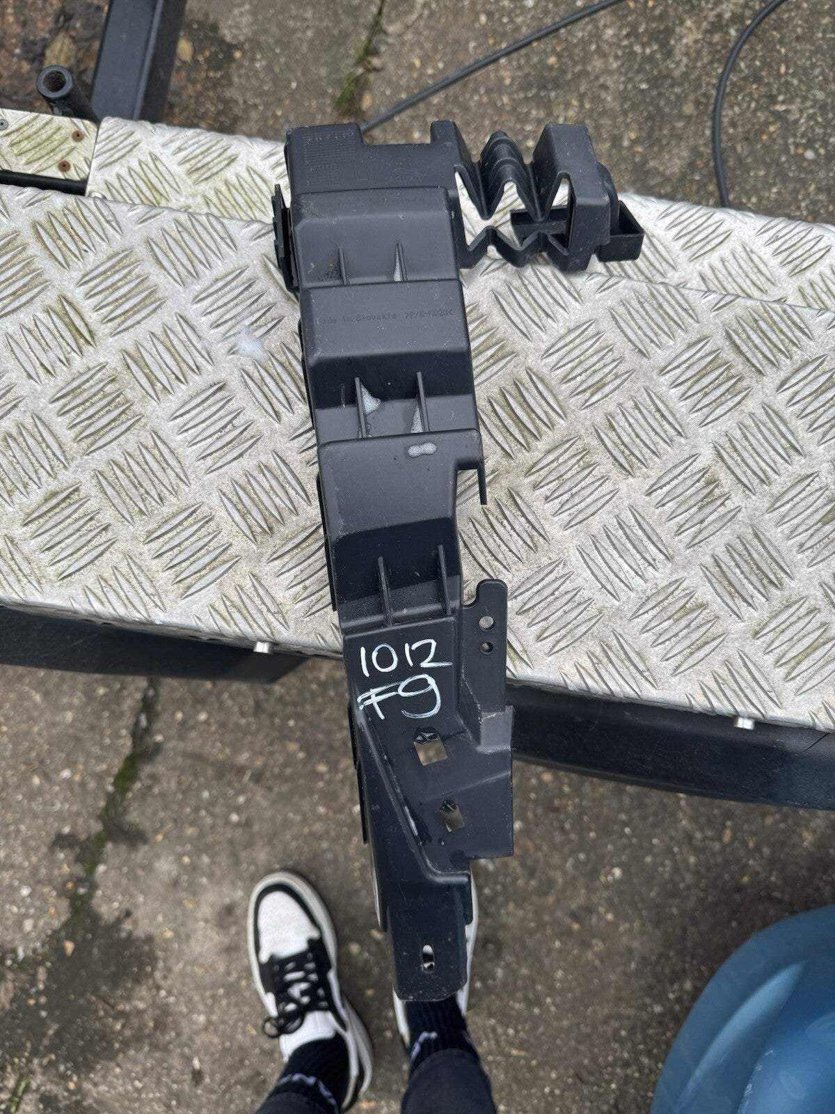 適用於 JAGUAR E-PACE 左後上保桿固定支架 J9C24825