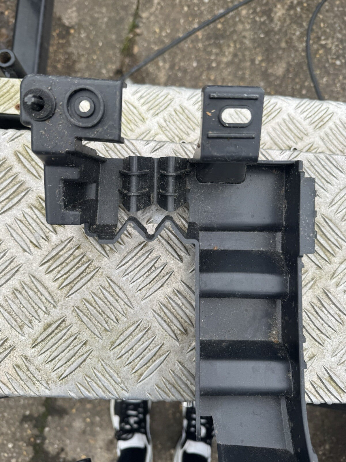 適用於 JAGUAR E-PACE 左後上保桿固定支架 J9C24825