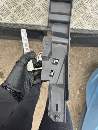 適用於 JAGUAR E-PACE 左後上保桿固定支架 J9C24825