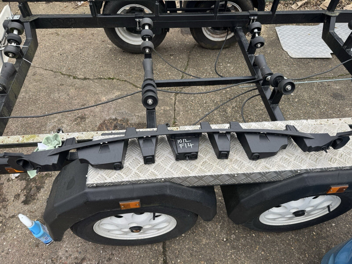 BREKET DUDUKAN TENGAH BUMPER BELAKANG JAGUAR F PACE 2020 HK8317E855