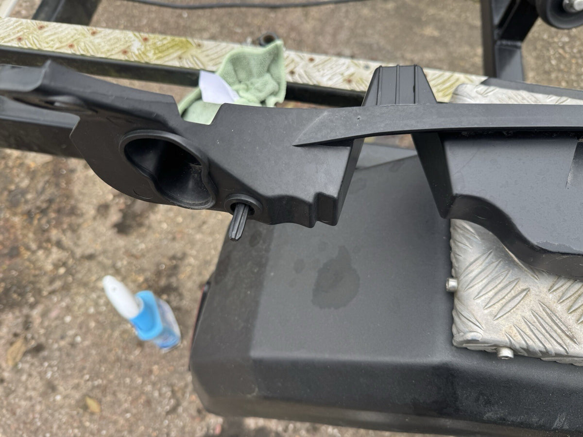 BREKET DUDUKAN TENGAH BUMPER BELAKANG JAGUAR F PACE 2020 HK8317E855