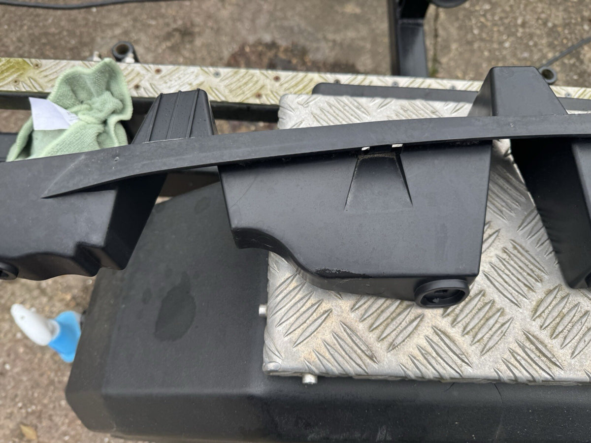 BREKET DUDUKAN TENGAH BUMPER BELAKANG JAGUAR F PACE 2020 HK8317E855