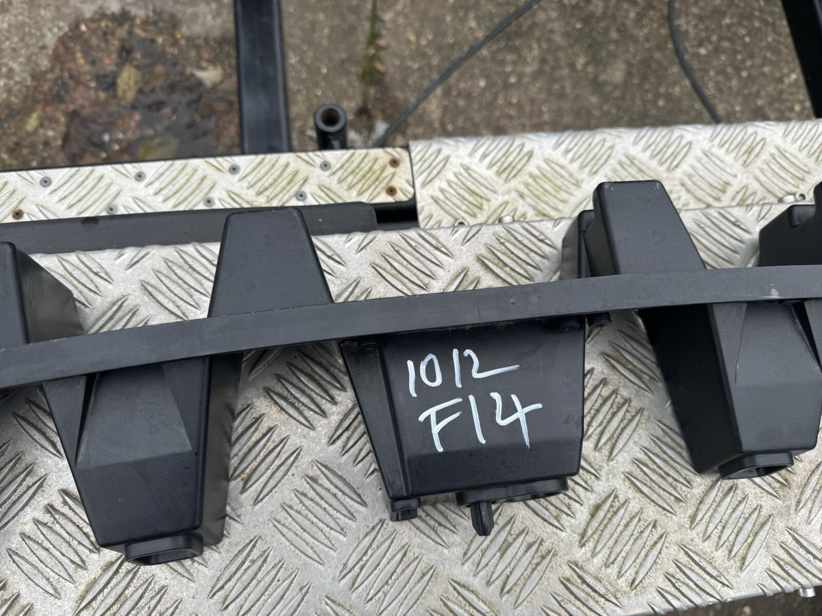BREKET DUDUKAN TENGAH BUMPER BELAKANG JAGUAR F PACE 2020 HK8317E855