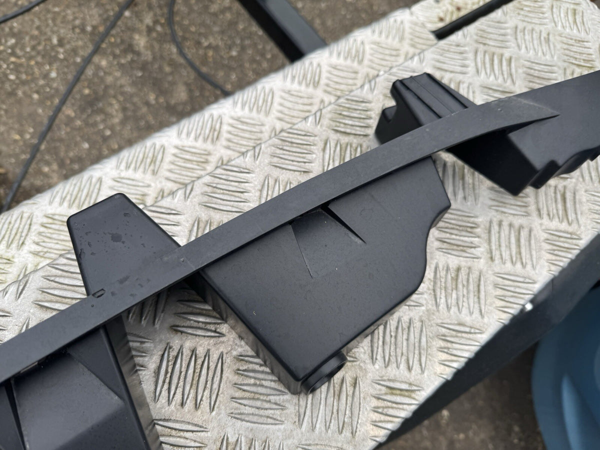BREKET DUDUKAN TENGAH BUMPER BELAKANG JAGUAR F PACE 2020 HK8317E855