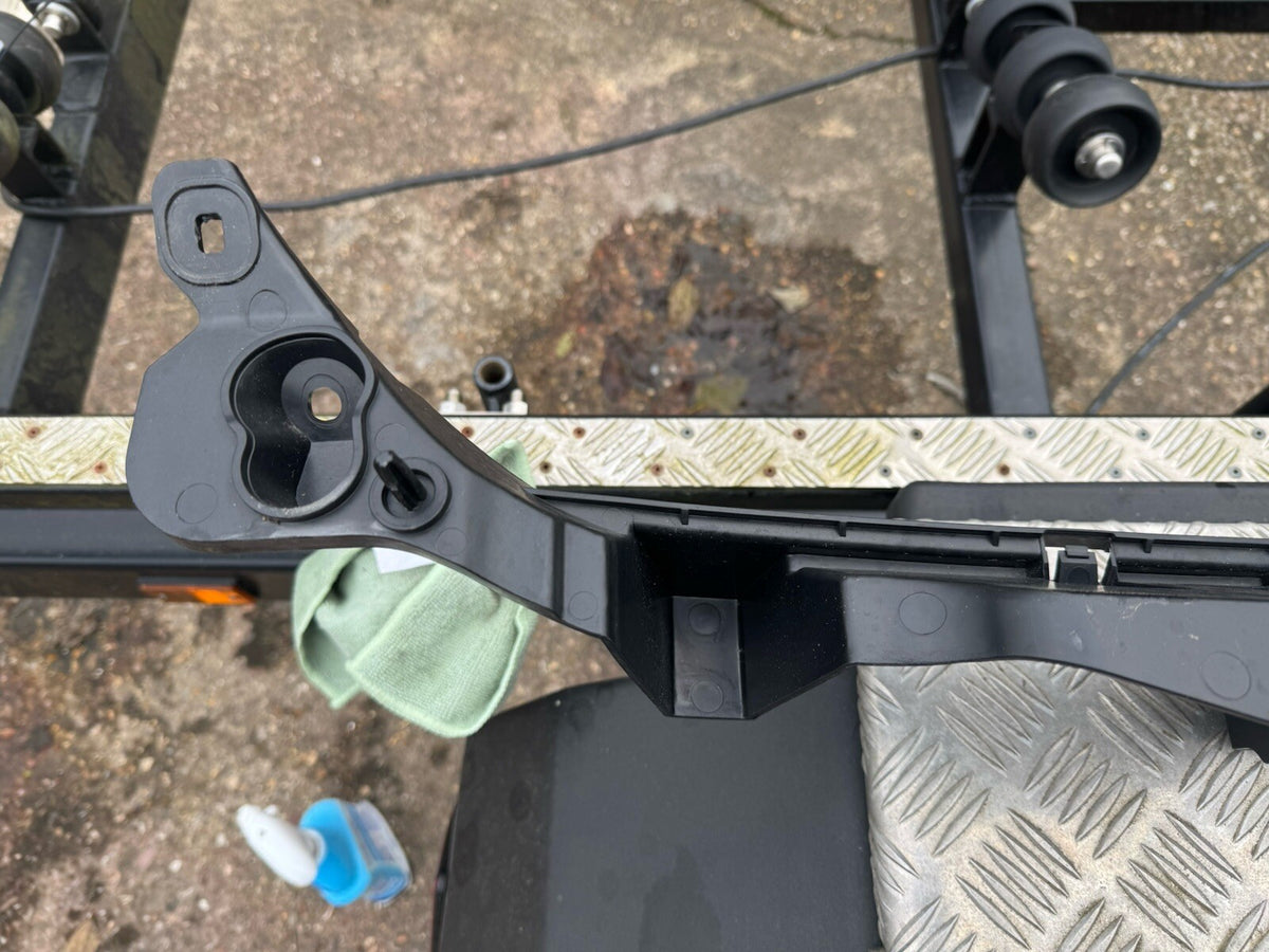 BREKET DUDUKAN TENGAH BUMPER BELAKANG JAGUAR F PACE 2020 HK8317E855