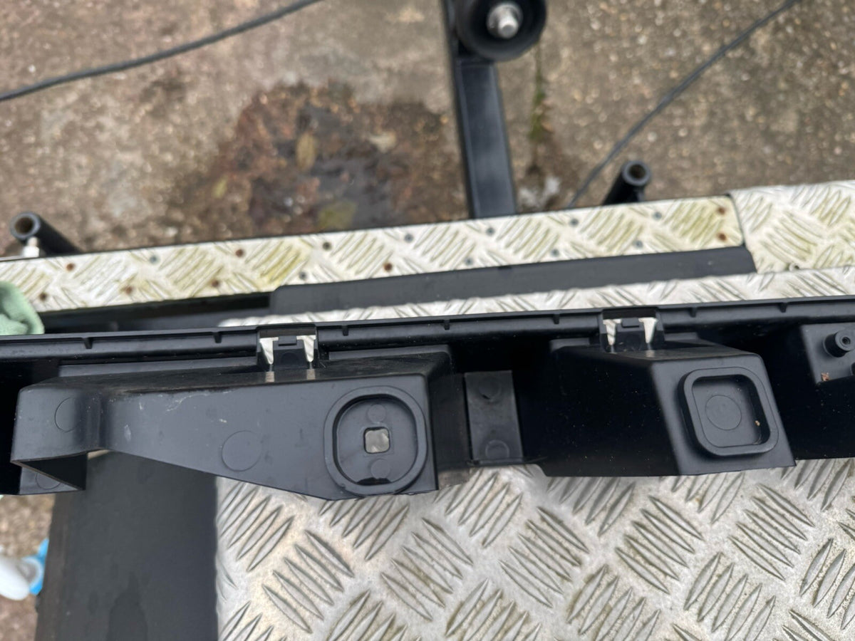 BREKET DUDUKAN TENGAH BUMPER BELAKANG JAGUAR F PACE 2020 HK8317E855