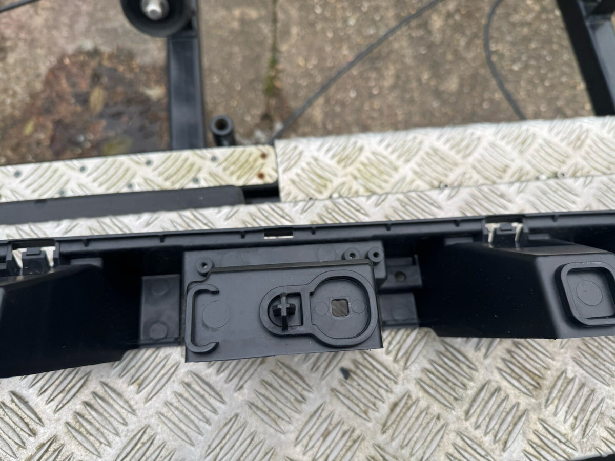 BREKET DUDUKAN TENGAH BUMPER BELAKANG JAGUAR F PACE 2020 HK8317E855