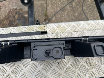 BREKET DUDUKAN TENGAH BUMPER BELAKANG JAGUAR F PACE 2020 HK8317E855