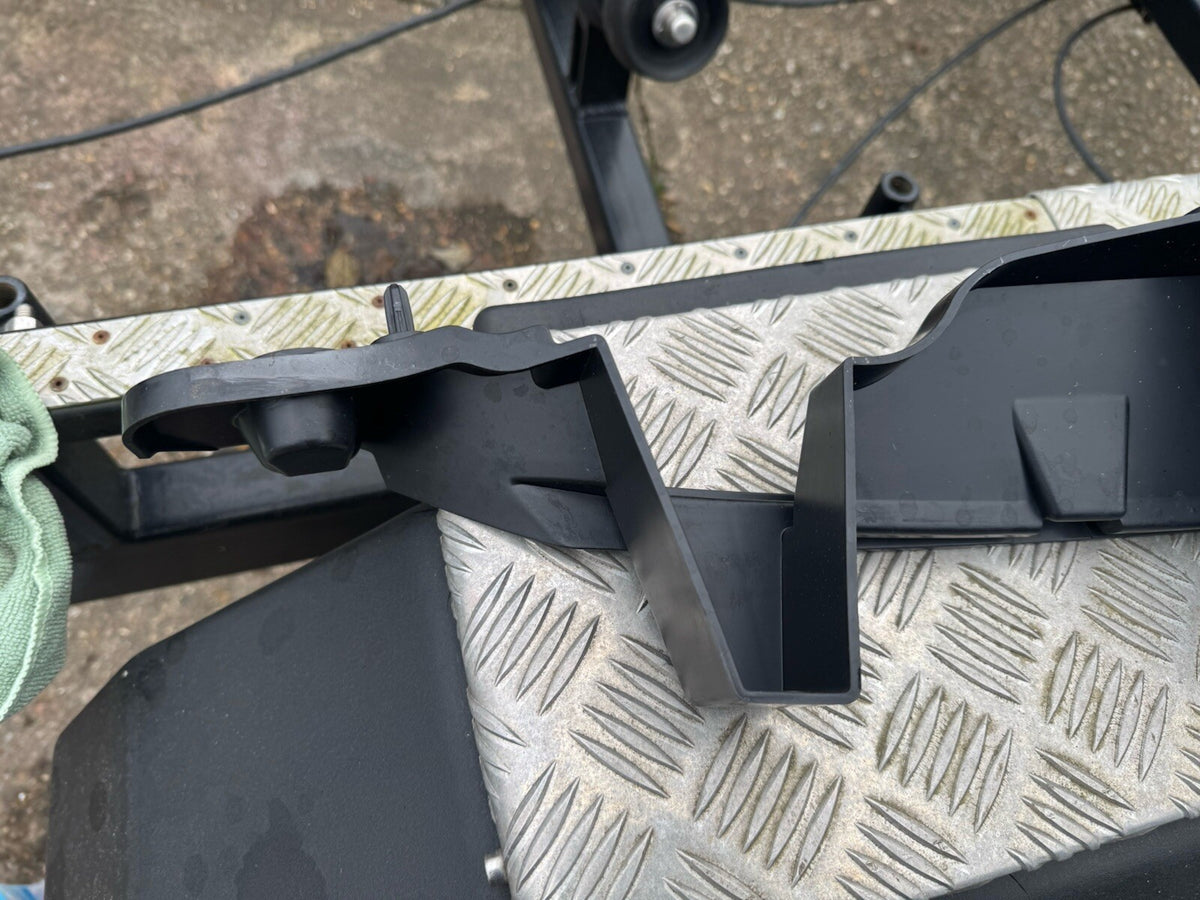 BREKET DUDUKAN TENGAH BUMPER BELAKANG JAGUAR F PACE 2020 HK8317E855