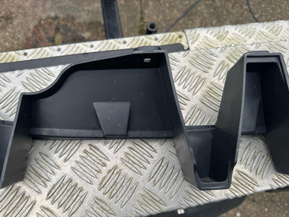 BREKET DUDUKAN TENGAH BUMPER BELAKANG JAGUAR F PACE 2020 HK8317E855