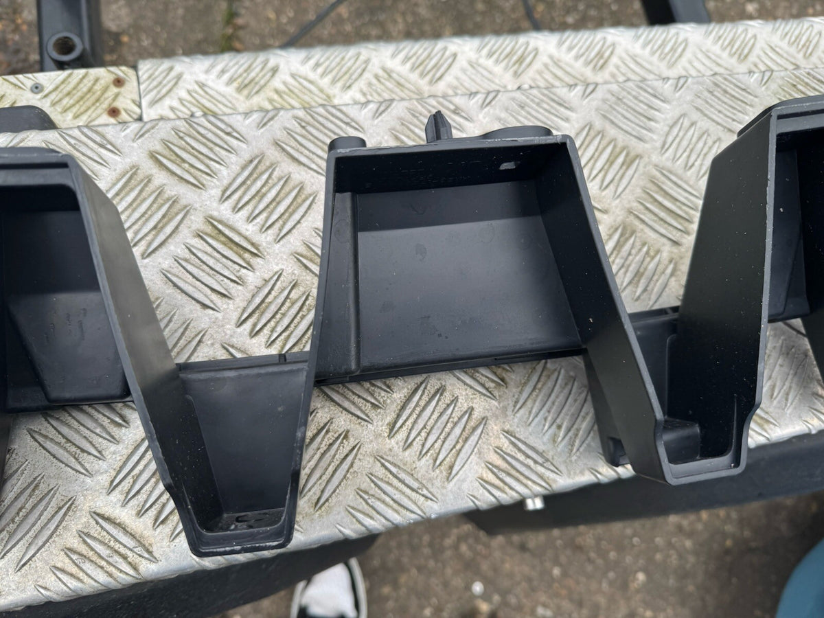 BREKET DUDUKAN TENGAH BUMPER BELAKANG JAGUAR F PACE 2020 HK8317E855