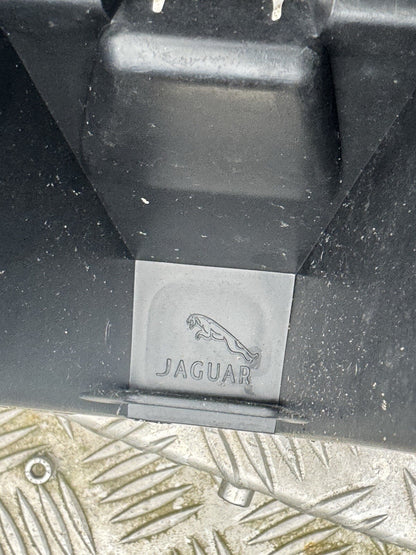 BREKET DUDUKAN TENGAH BUMPER BELAKANG JAGUAR F PACE 2020 HK8317E855