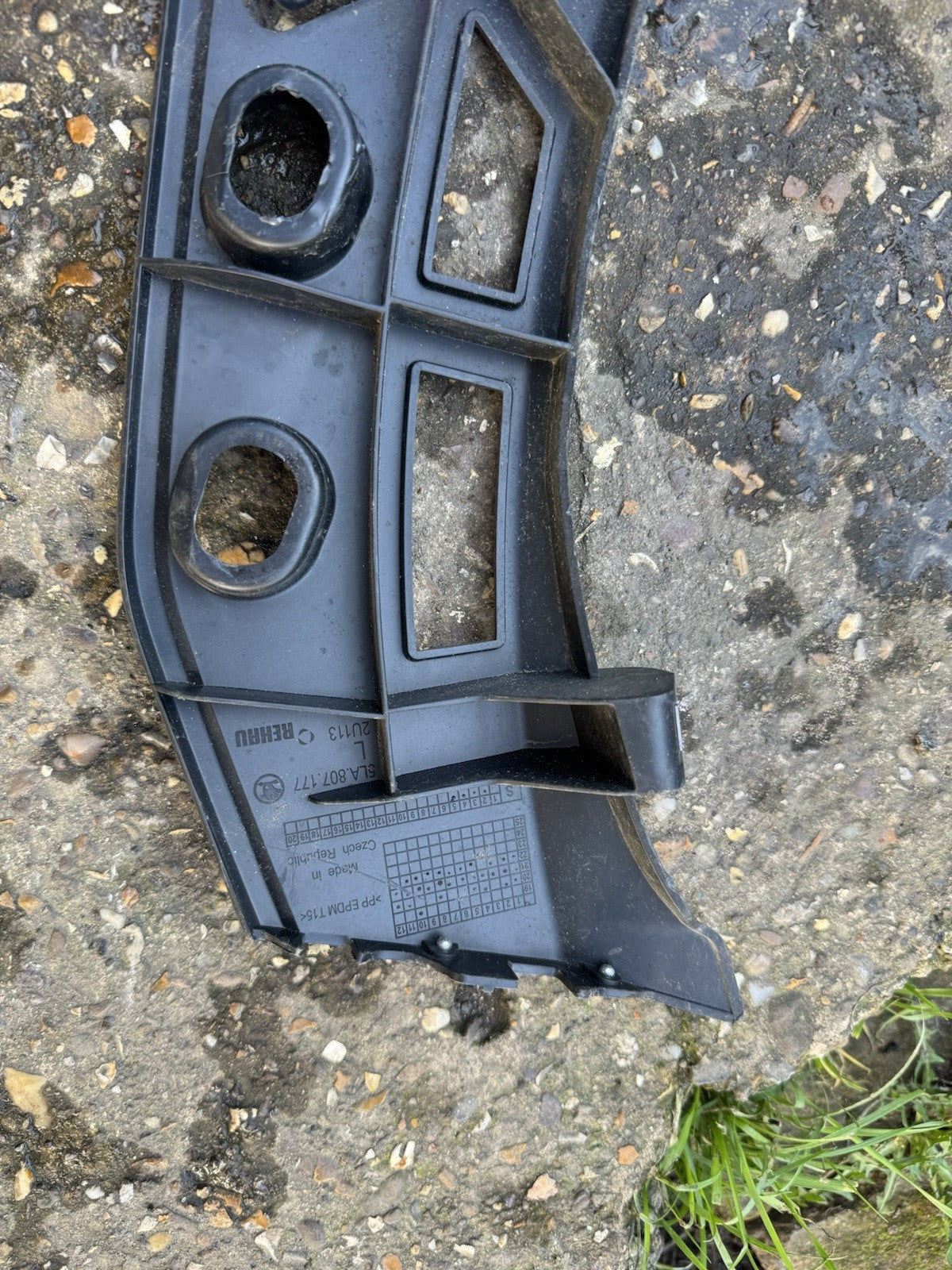 SKODA ENYAQ IV DUDUKAN BUMPER DEPAN KIRI DEPAN 5LA807177 ORIGINAL