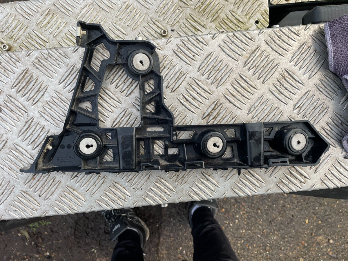 Bát đỡ cản sau LH Vauxhall Insignia A 39136914
