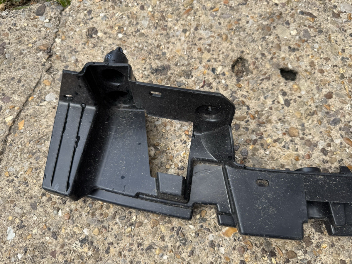 Range Rover Evoque L551 Rear Bumper Bracket 2019 ON K8D2-17E855-A Genuine