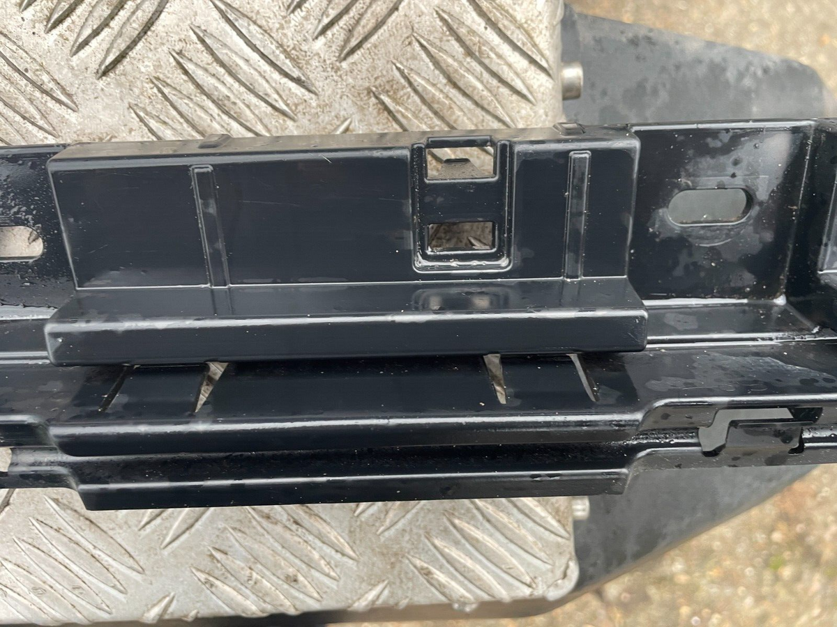 PÁT ĐỠ ỐP SƯỜN TRƯỚC BÊN PHẢI CHÍNH HÃNG BMW M5 F10 7184778 RH