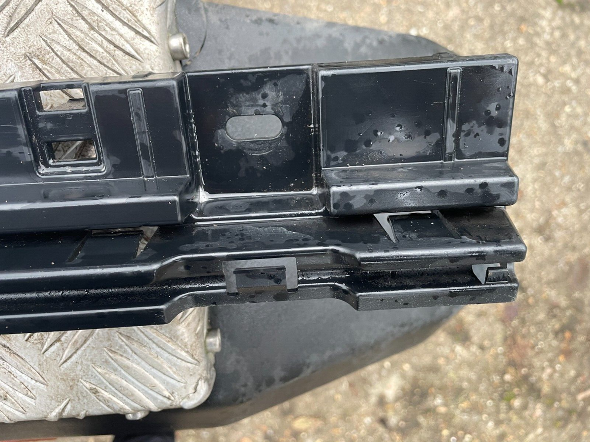 PÁT ĐỠ ỐP SƯỜN TRƯỚC BÊN PHẢI CHÍNH HÃNG BMW M5 F10 7184778 RH
