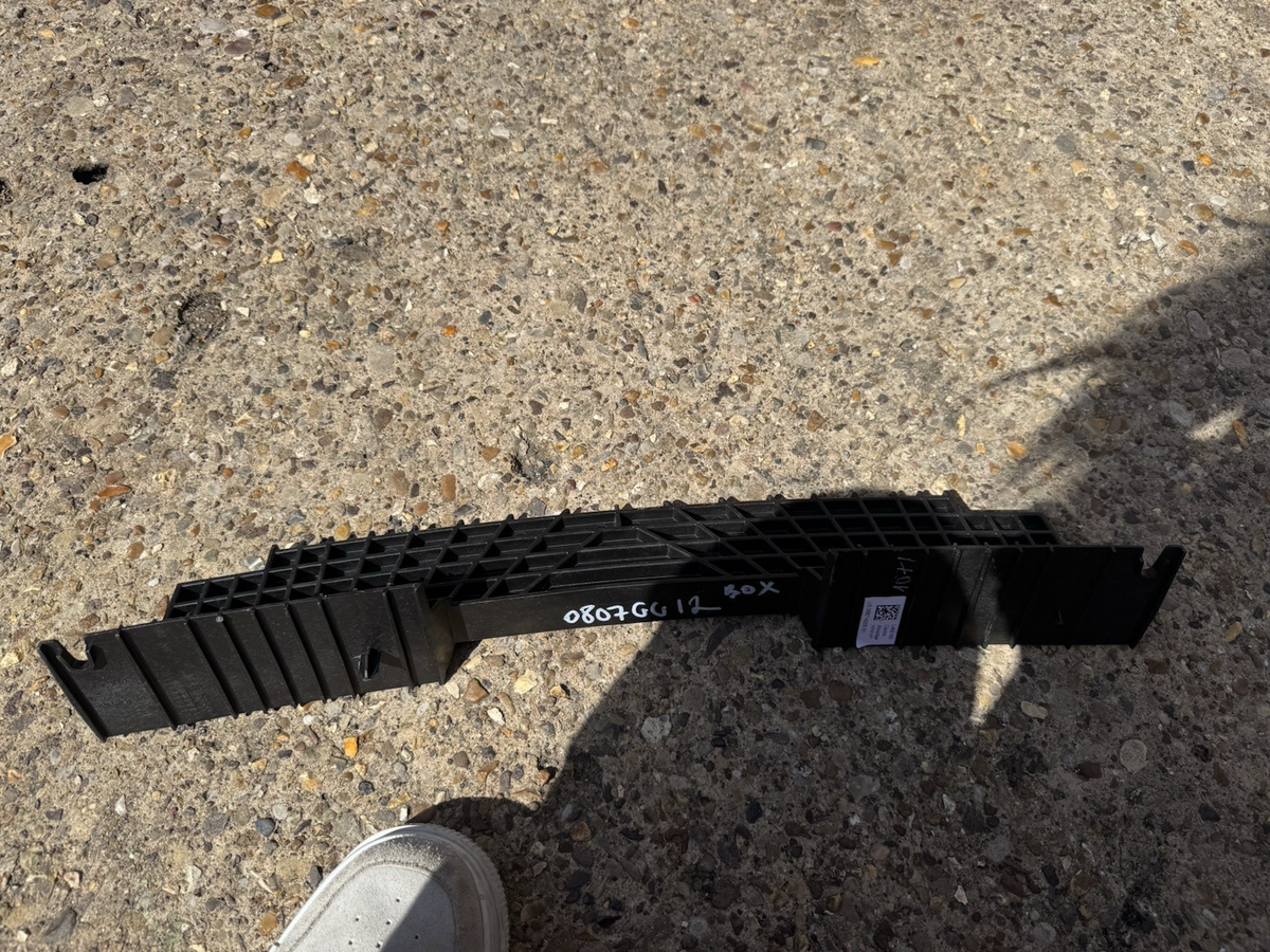 RANGE ROVER VOGUE BUMPER Centre Absorber Trim 2022 on L460 GENUINE M8E2-53850-A