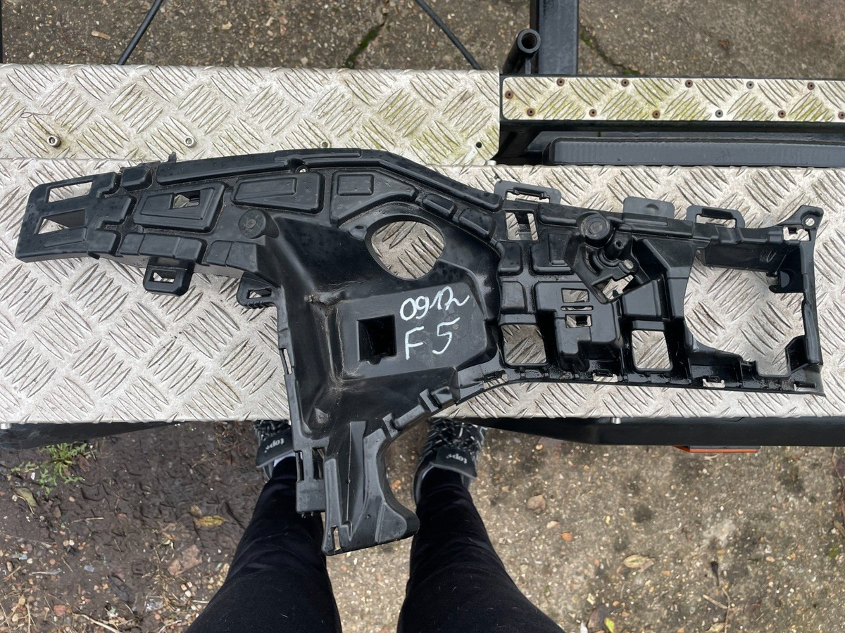 Mount Bracket - Volvo (32227397) RH