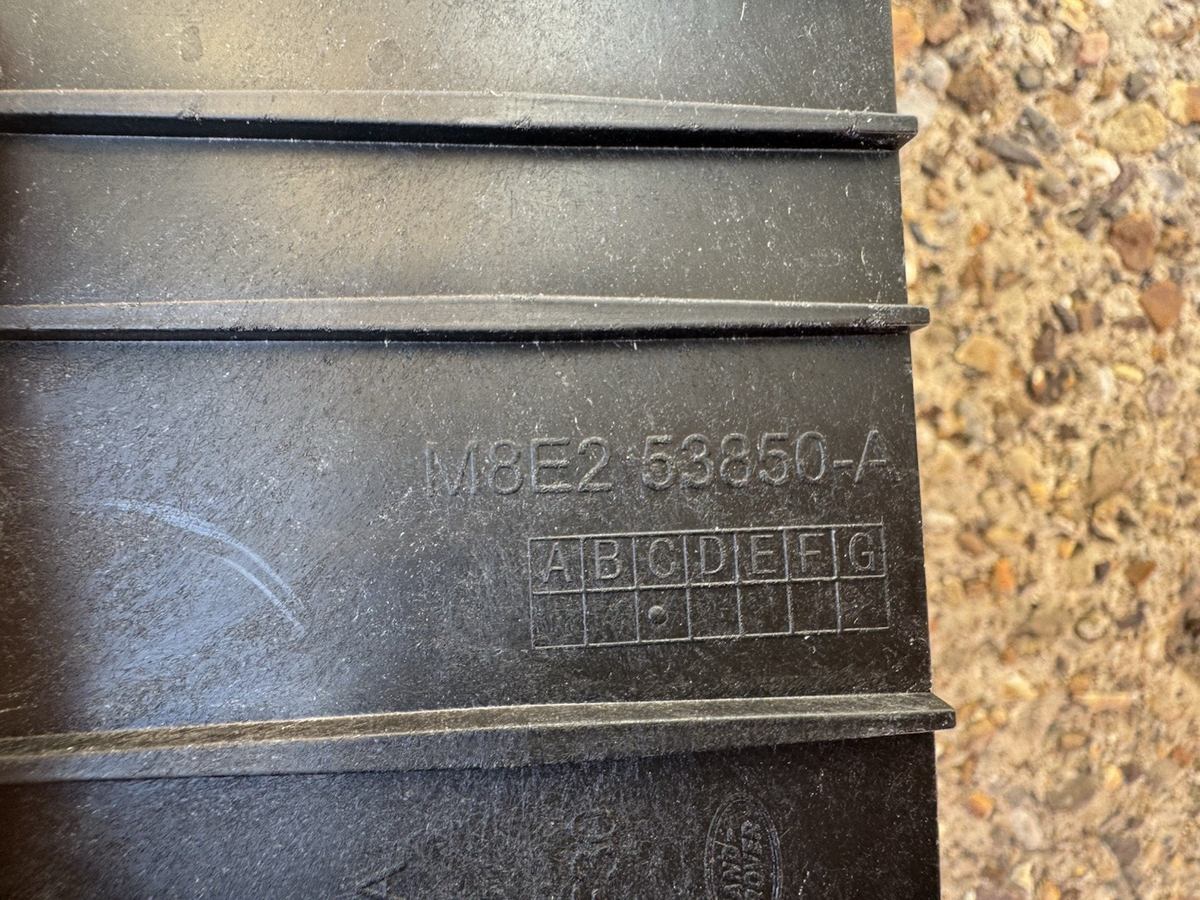 RANGE ROVER VOGUE BUMPER Centre Absorber Trim 2022 on L460 GENUINE M8E2-53850-A