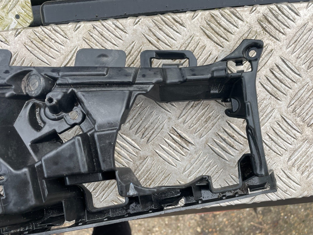 Mount Bracket - Volvo (32227397) RH