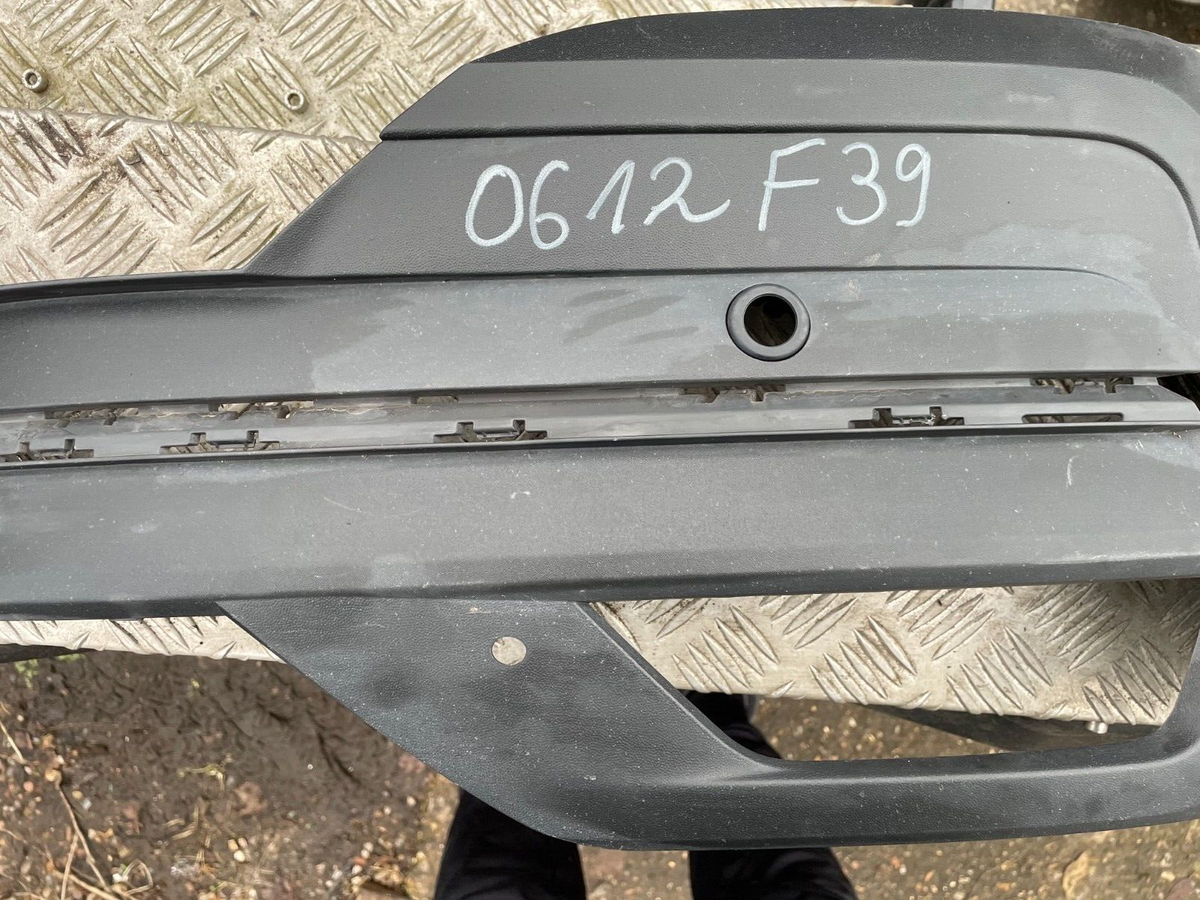 VW CARAVELLE Kisi Bumper Depan Abu-Abu Tua
