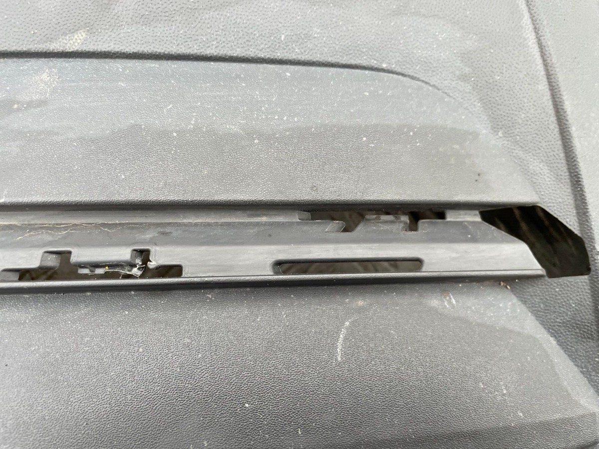 VW CARAVELLE Kisi Bumper Depan Abu-Abu Tua