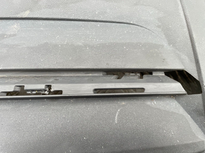 VW CARAVELLE Kisi Bumper Depan Abu-Abu Tua
