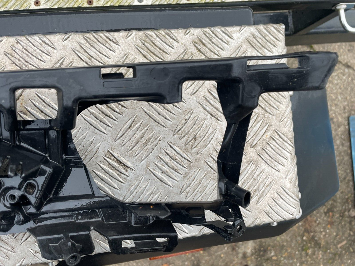 Mount Bracket - Volvo (32227397) RH