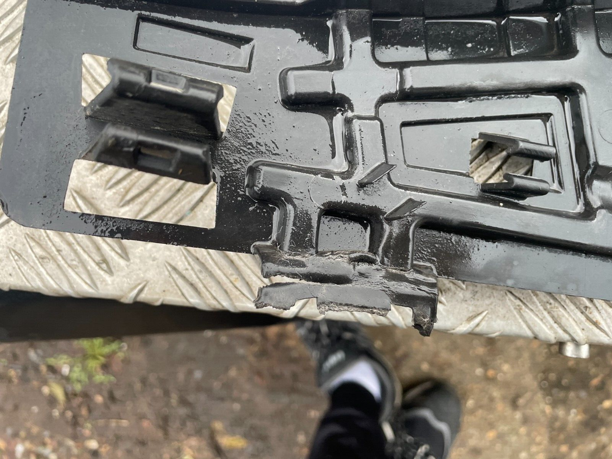 Mount Bracket - Volvo (32227397) RH