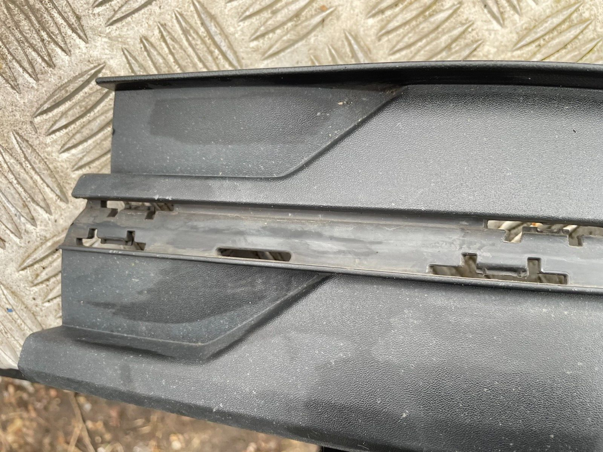 VW CARAVELLE Kisi Bumper Depan Abu-Abu Tua
