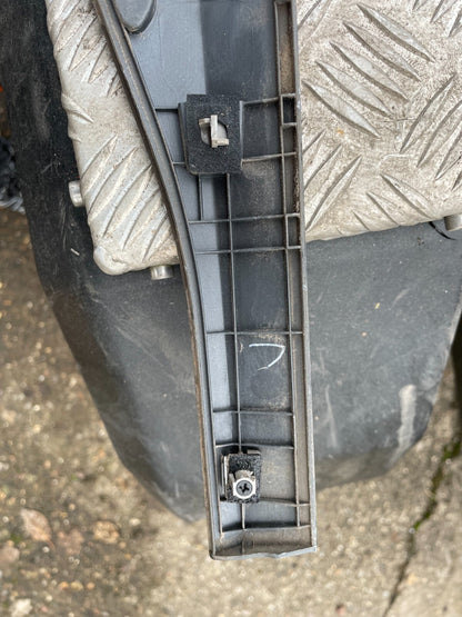 HYUNDAI KONA MK1 Priekinių dešiniųjų durų apdaila 87722J9500PGY ORIGINALUS