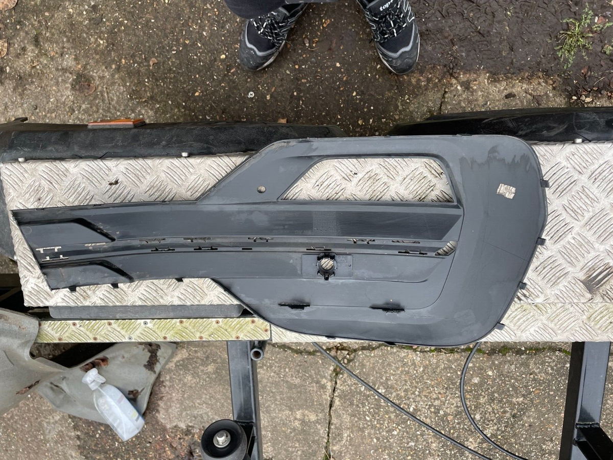 VW CARAVELLE Kisi Bumper Depan Abu-Abu Tua