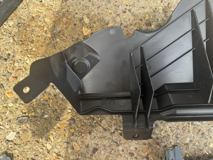 air guide RH inlet range rover l460 vogue 21-on M8E2-16a262