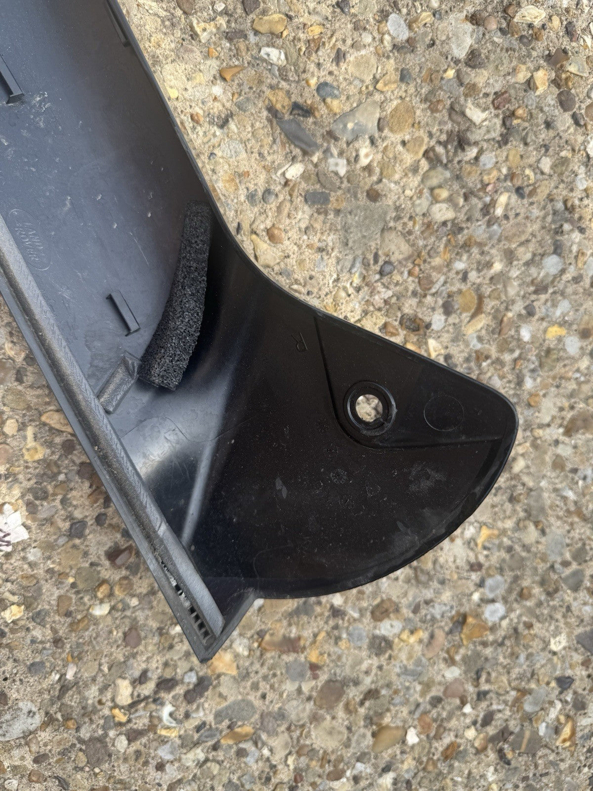 GENUINE RANGE ROVER VOGUE L460 FRONT RIGHT A POST TRIM M8E2-025A52-AC 2022 ON