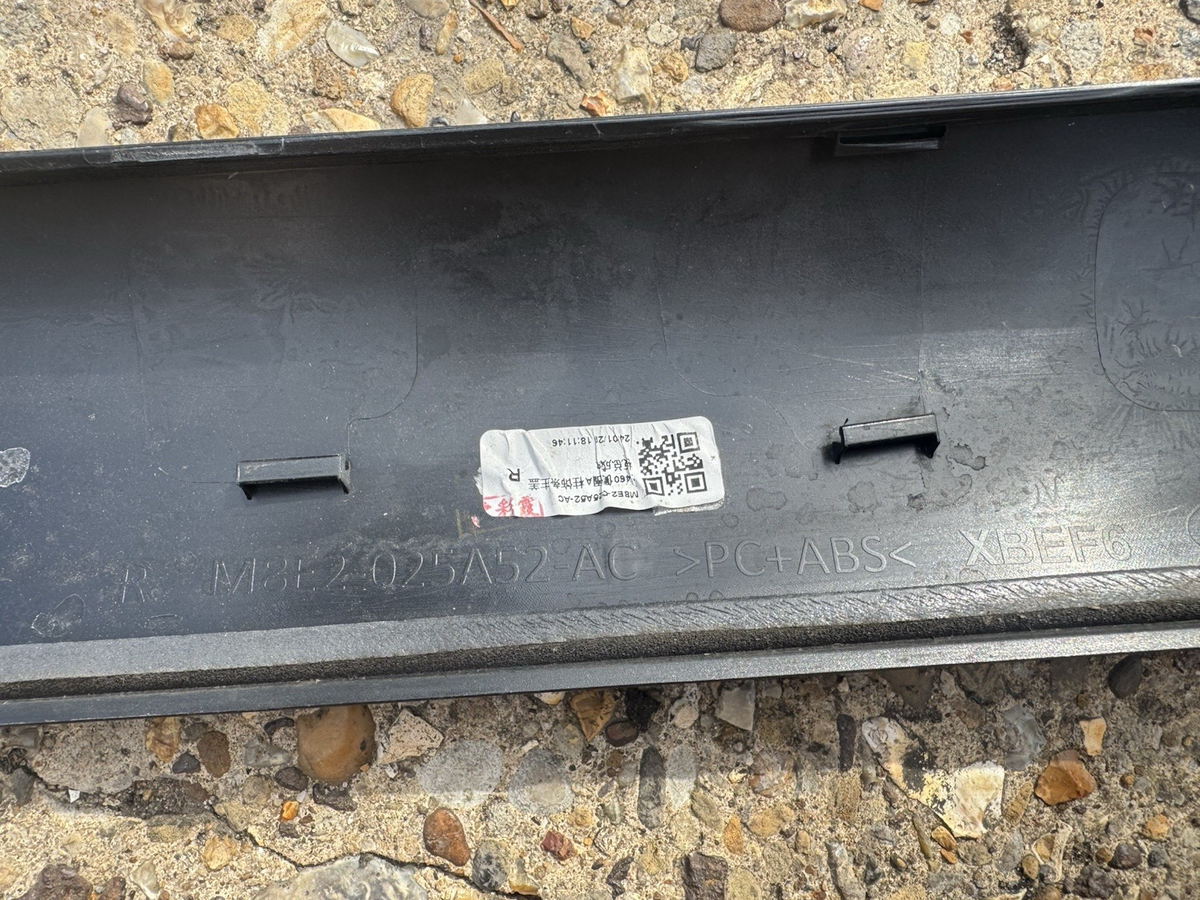 GENUINE RANGE ROVER VOGUE L460 FRONT RIGHT A POST TRIM M8E2-025A52-AC 2022 ON