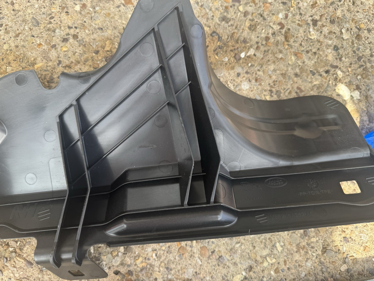 air guide RH inlet range rover l460 vogue 21-on M8E2-16a262