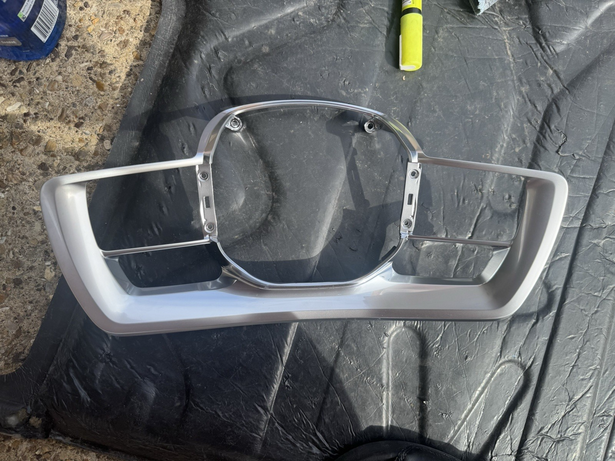 m8e2-18442 63010381 land rover chrome 2022