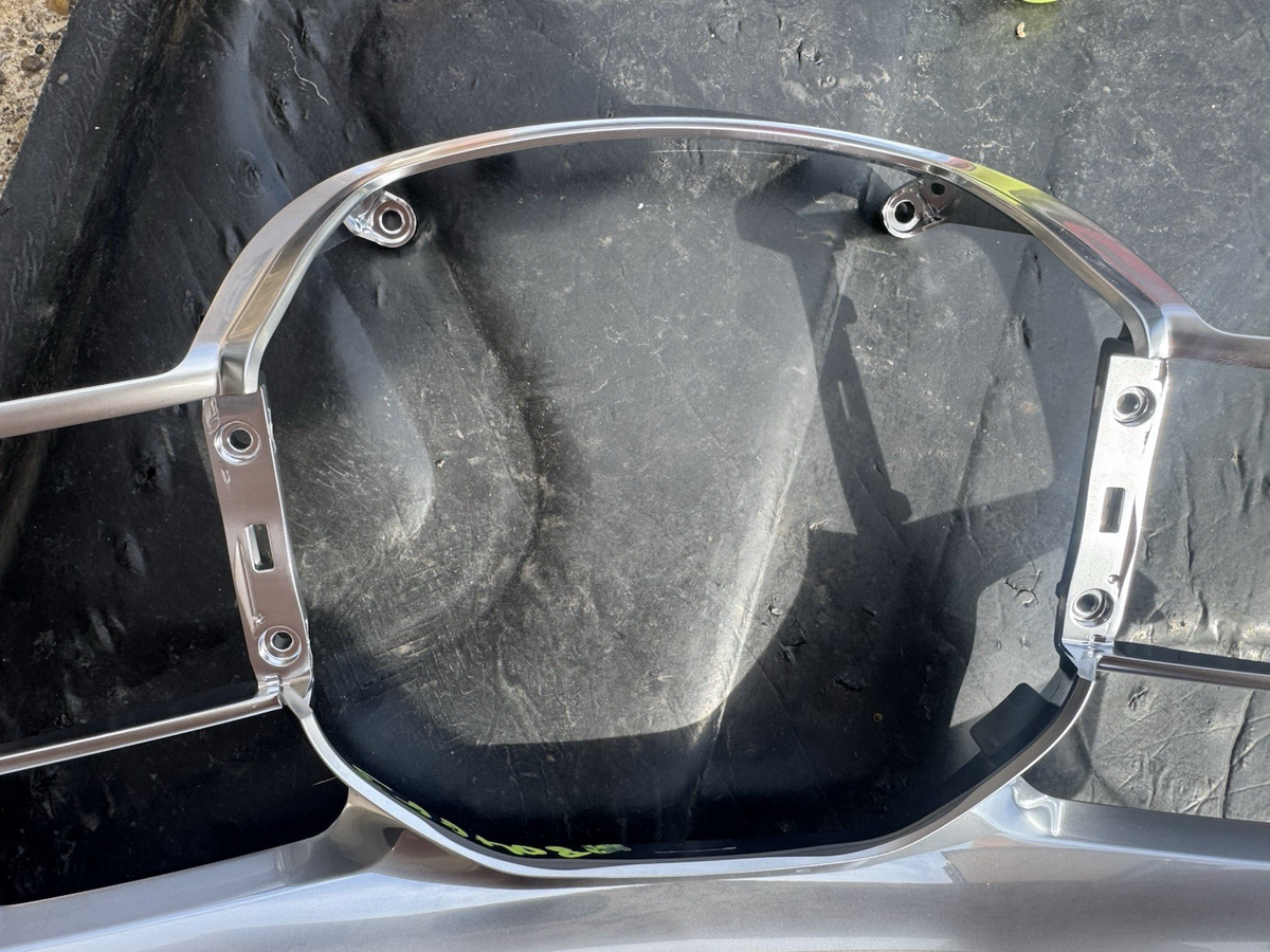m8e2-18442 63010381 land rover chrome 2022