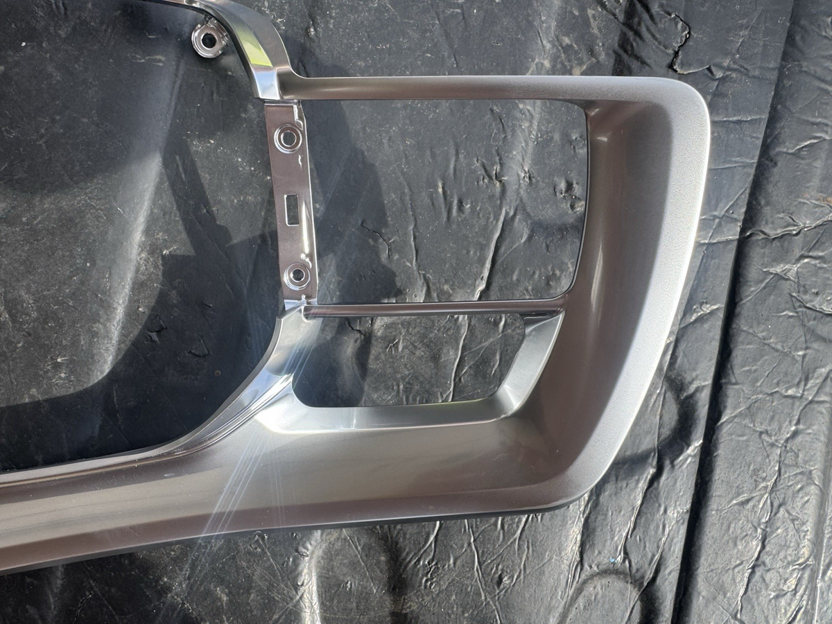 m8e2-18442 63010381 land rover chrome 2022