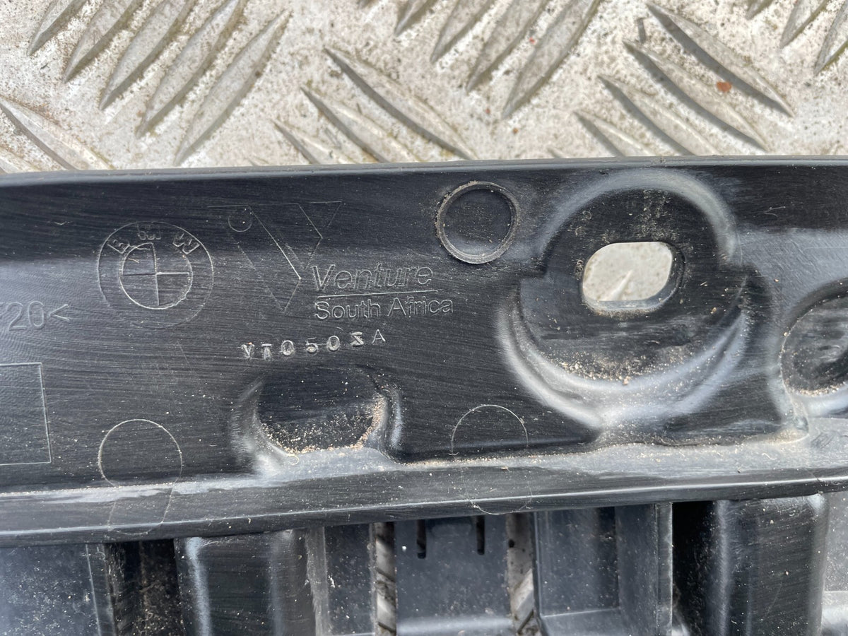 BMW X3 G01 Insert Panel Dudukan Bawah Support Tengah Bumper Belakang 7400674