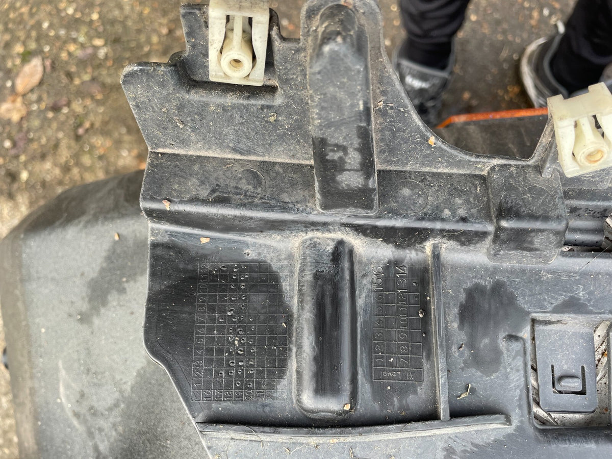BMW X3 G01 Insert Panel Dudukan Bawah Support Tengah Bumper Belakang 7400674