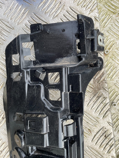 BMW X3 G01 Insert Panel Dudukan Bawah Support Tengah Bumper Belakang 7400674