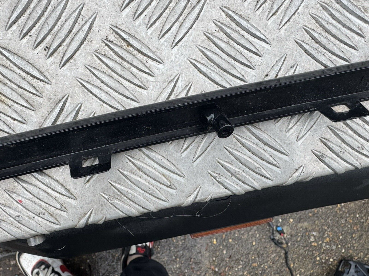 J9D3-17C774 Jaguar OE bumper trim center left jaguar i pace