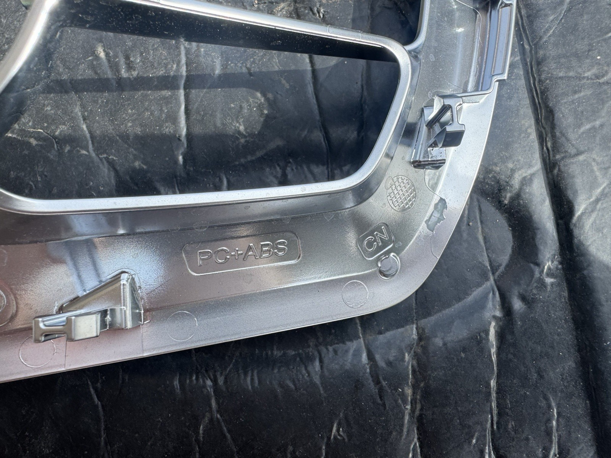 m8e2-18442 63010381 land rover chrome 2022