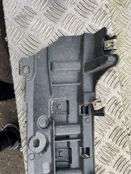 BMW X3 G01 Insert Panel Dudukan Bawah Support Tengah Bumper Belakang 7400674